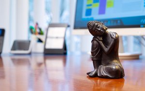 Schreibtisch in einem Behandlungszimmer der Hausarztpraxis Rückersdorf