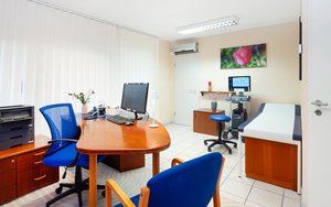 Behandlungszimmer der Hausarztpraxis Rückersdorf mit Ultraschall-Gerät