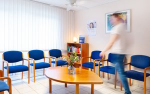 Wartebereich und Lesezimmer der Hausarztpraxis Rückersdorf